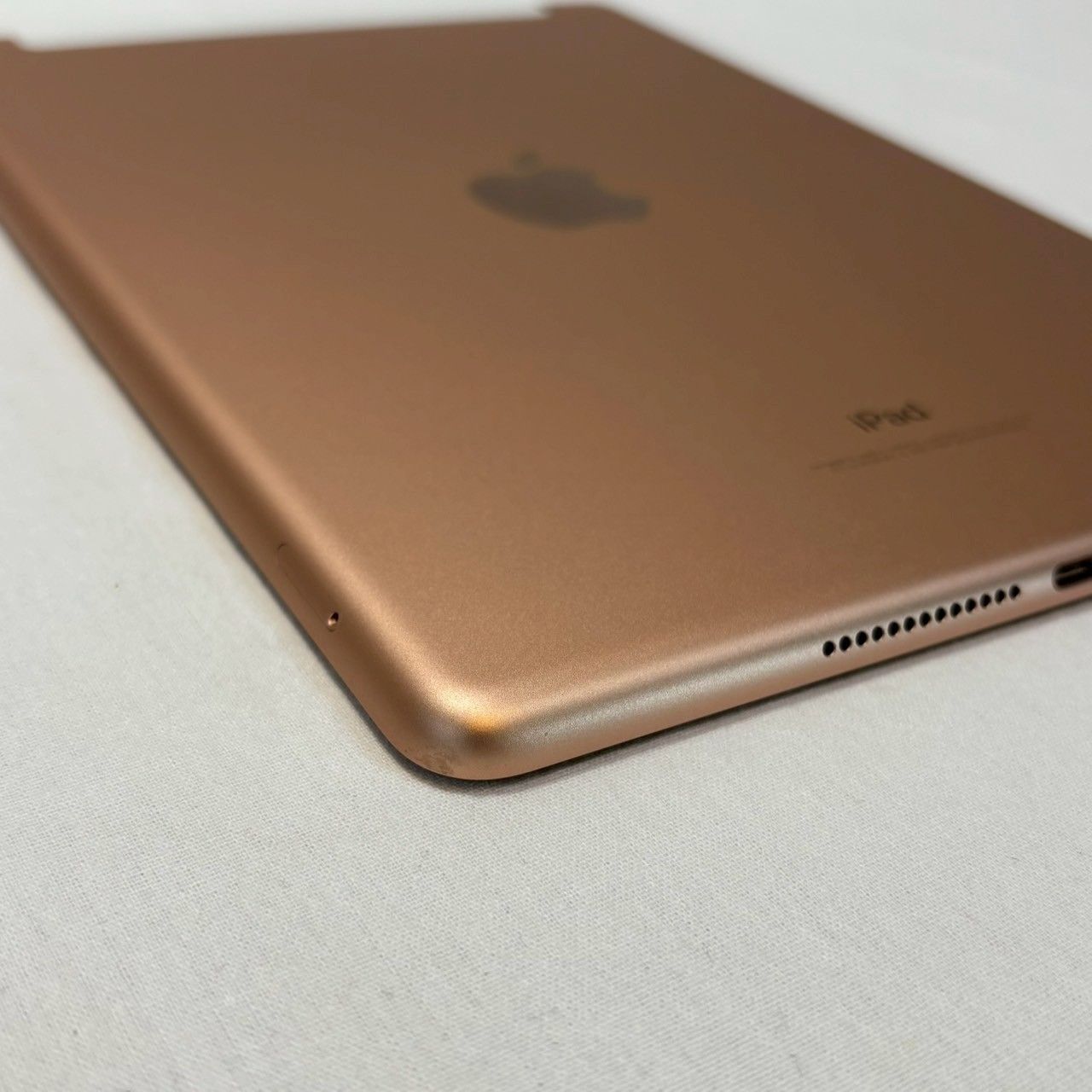 iPad|第6世代|32GB|ゴールド|MRM02J|A|ドコモ判定|ケース付き|バッテリー良好|No.752