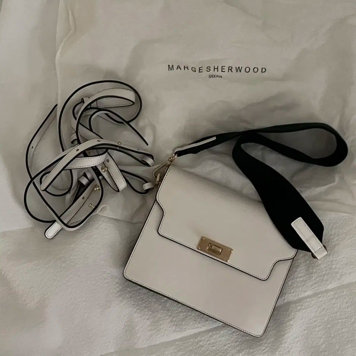 MARGESHERWOOD ショルダーバッグ ホワイト - メルカリ