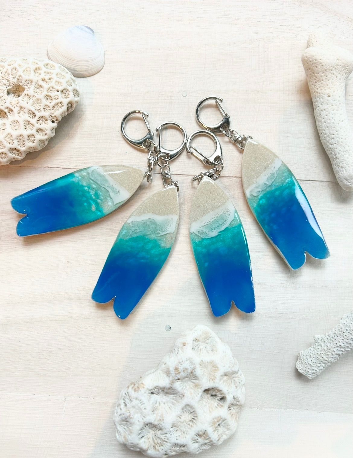 キーホルダー　サーフボード　波レジン　海　波　パラオ珊瑚砂　ハンドメイド キーホルダー サーフボード 波レジン 海 波 パラオ産珊瑚砂