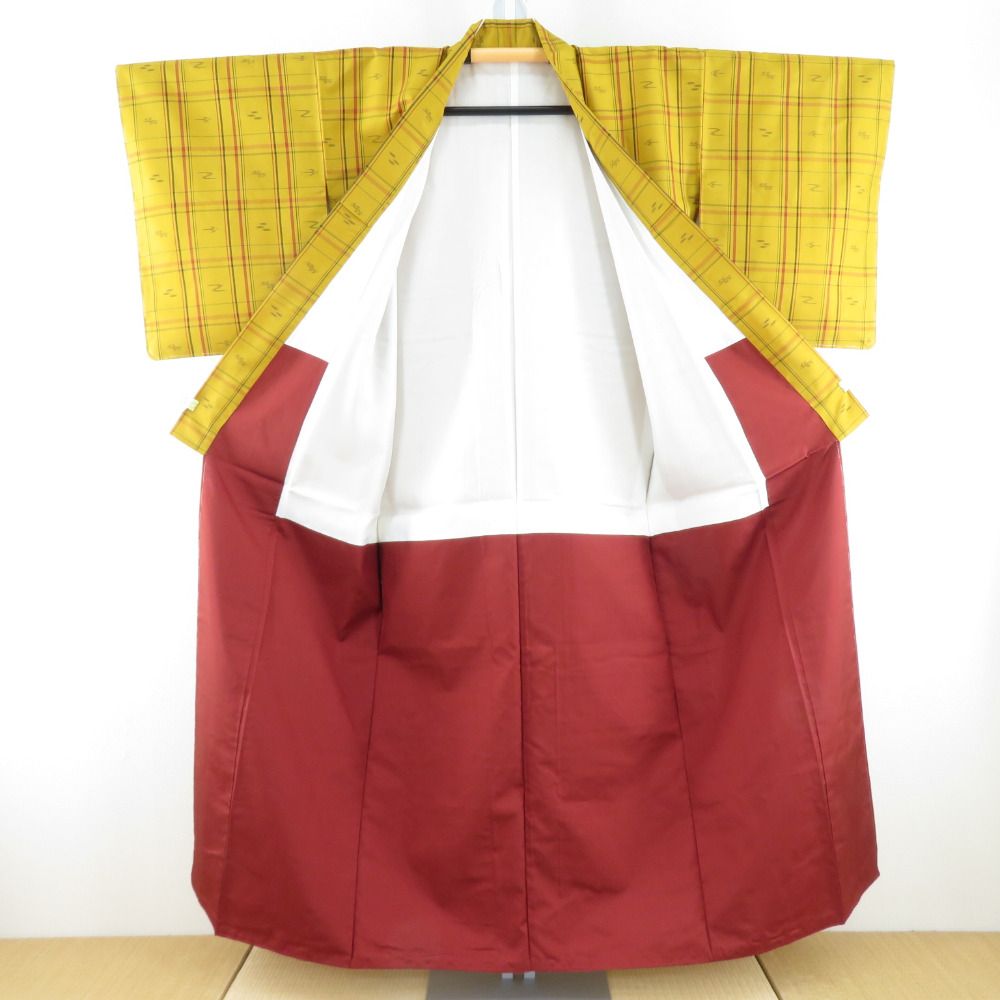 紬 着物 琉球柄 燕絣模様 辛子色 袷 バチ衿 正絹 カジュアル着物 仕立て上がり 身丈152cm 美品 【キモノオフ野々市若松店】 紬 着物 琉球柄 燕絣模様 辛子色 袷 バチ衿 正絹 カジュアル着物