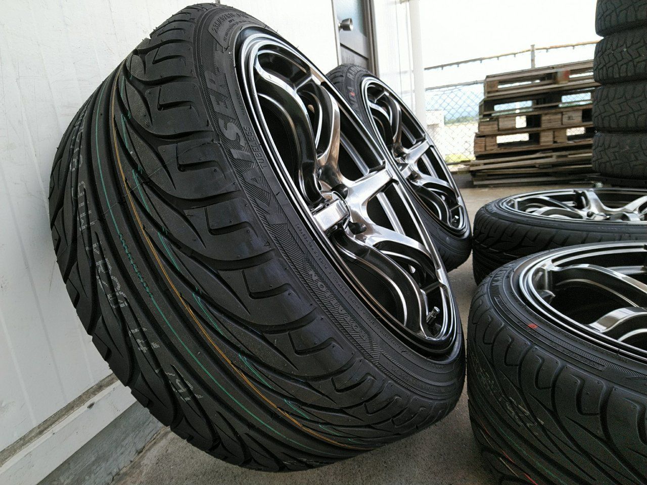 235/40R18 新品未使用 タイヤ 4本セット 送料無料！18インチ