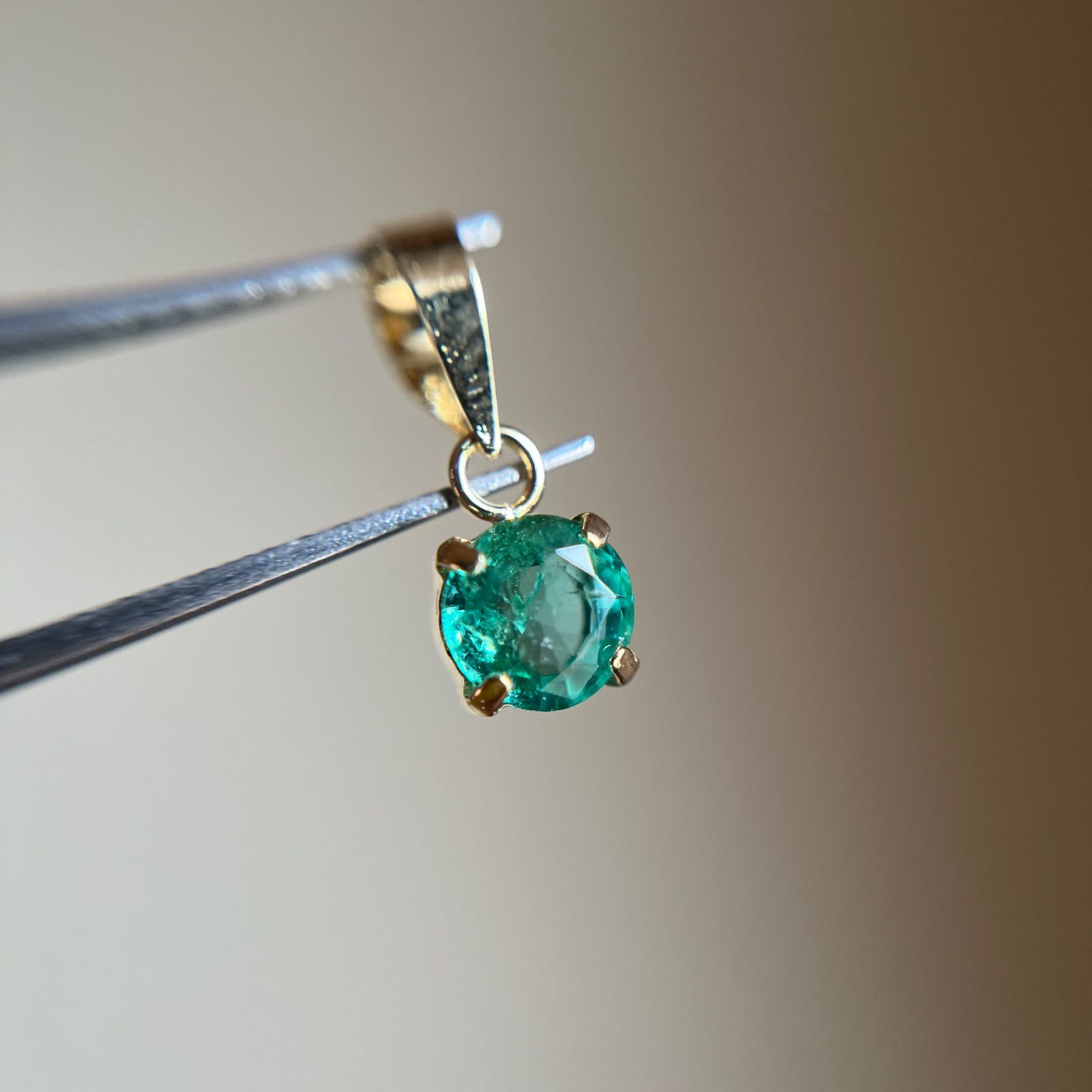 K18エメラルド ペンダントトップ チャーム 18金 カラーストーン SALE