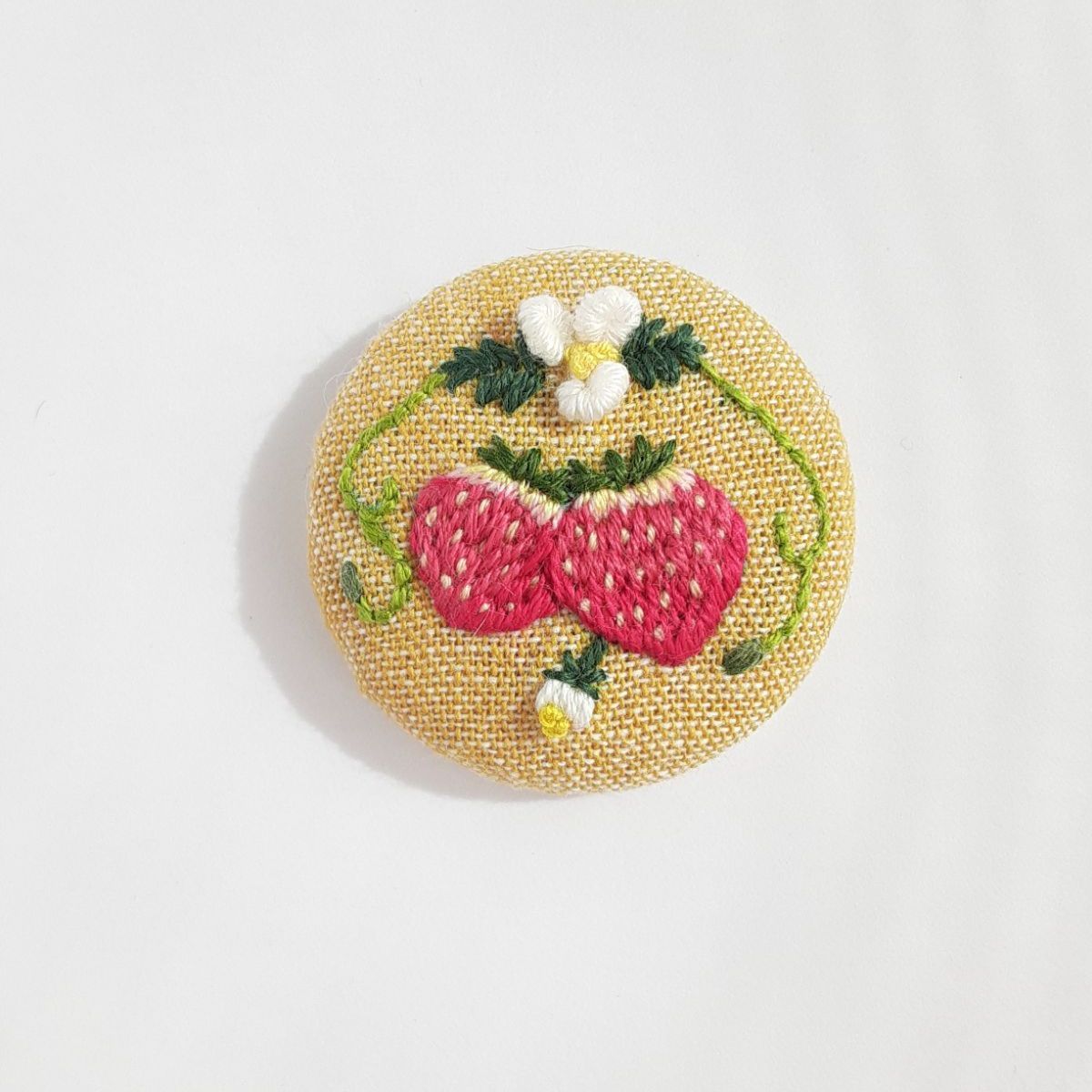 いちごの刺繍ブローチ/ヘアゴム - メルカリ