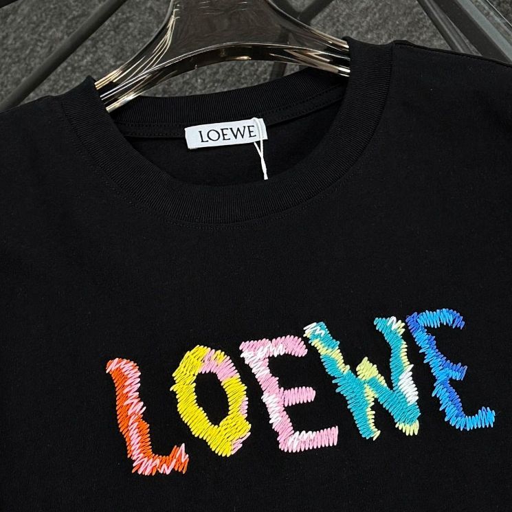 カラフル刺繍ロゴ Tシャツ