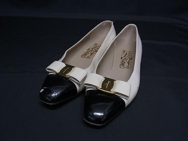 フェラガモ　ヴァラ　パンプス　ホワイト　アイボリー　未使用　7.5 三越伊勢丹 | FERRAGAMO/フェラガモ_Women通販 | ヴァラ 【送料