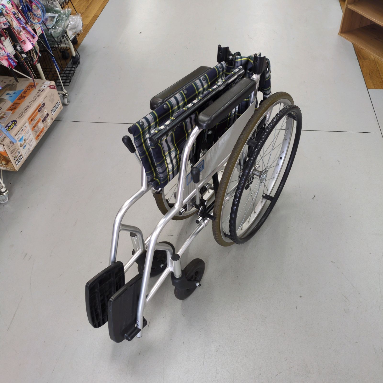 J250 ★多少使用感有り★MIKI★ノーパンクタイヤ★自走式車いす J250 ☆多少使用感有り☆MIKI☆ノーパンクタイヤ☆自走式車いす