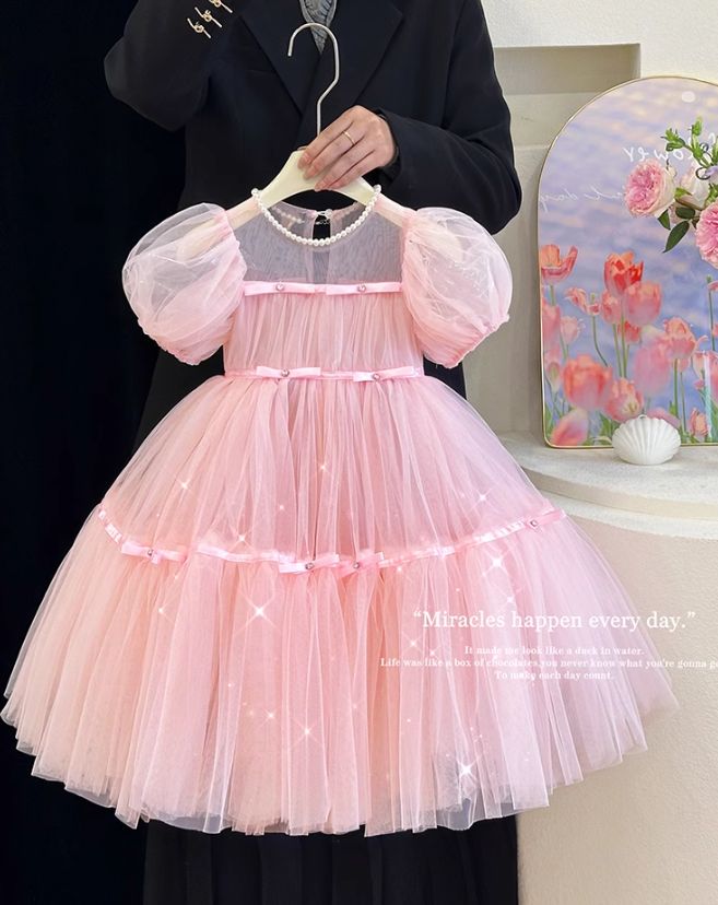 可愛らしいレイヤード ドレス