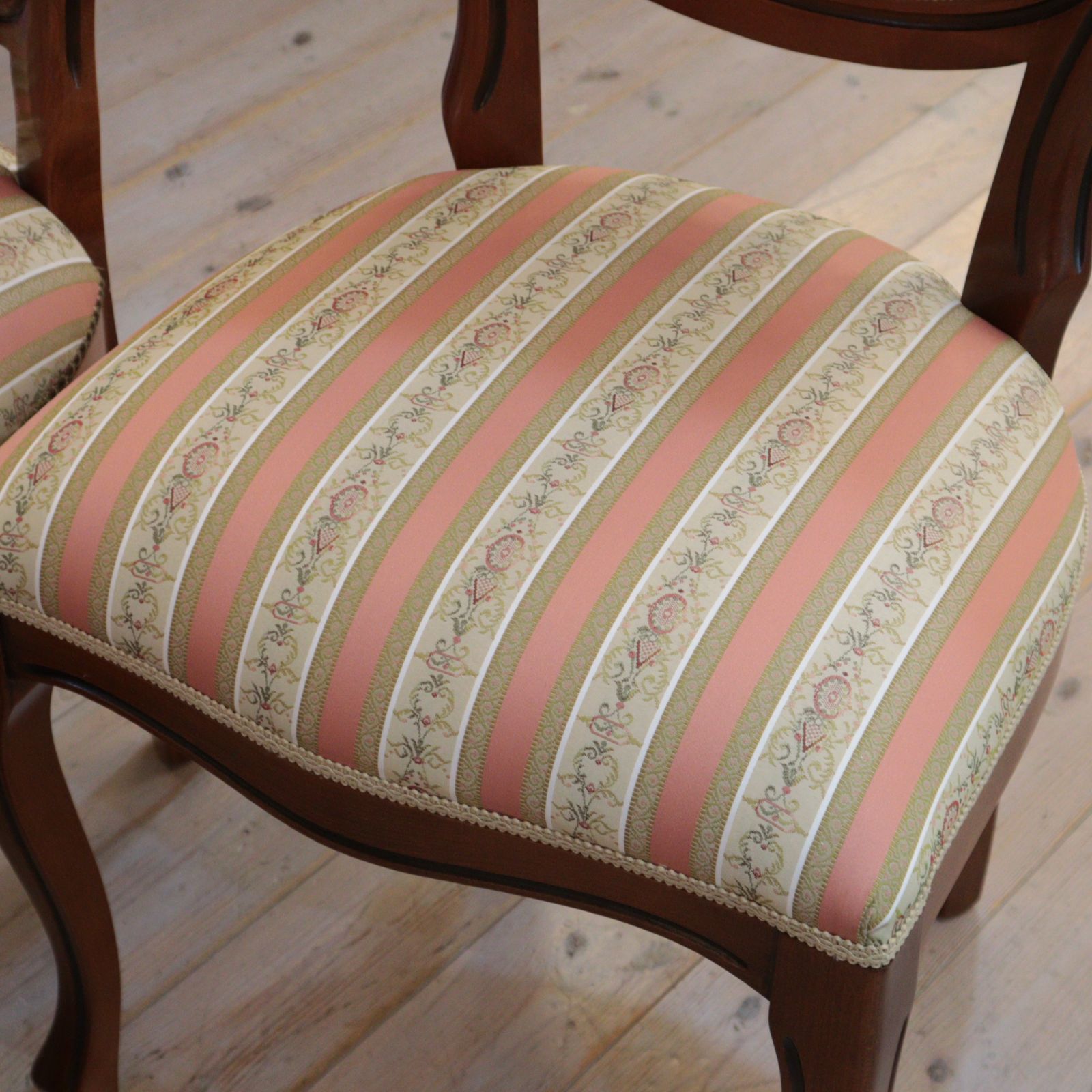 ダイニングチェア 2脚セット イタリア製 猫脚 ピンクストライプ ダイニングチェア 2脚セット イタリア製 猫脚 ピンクストライプ - メルカリ