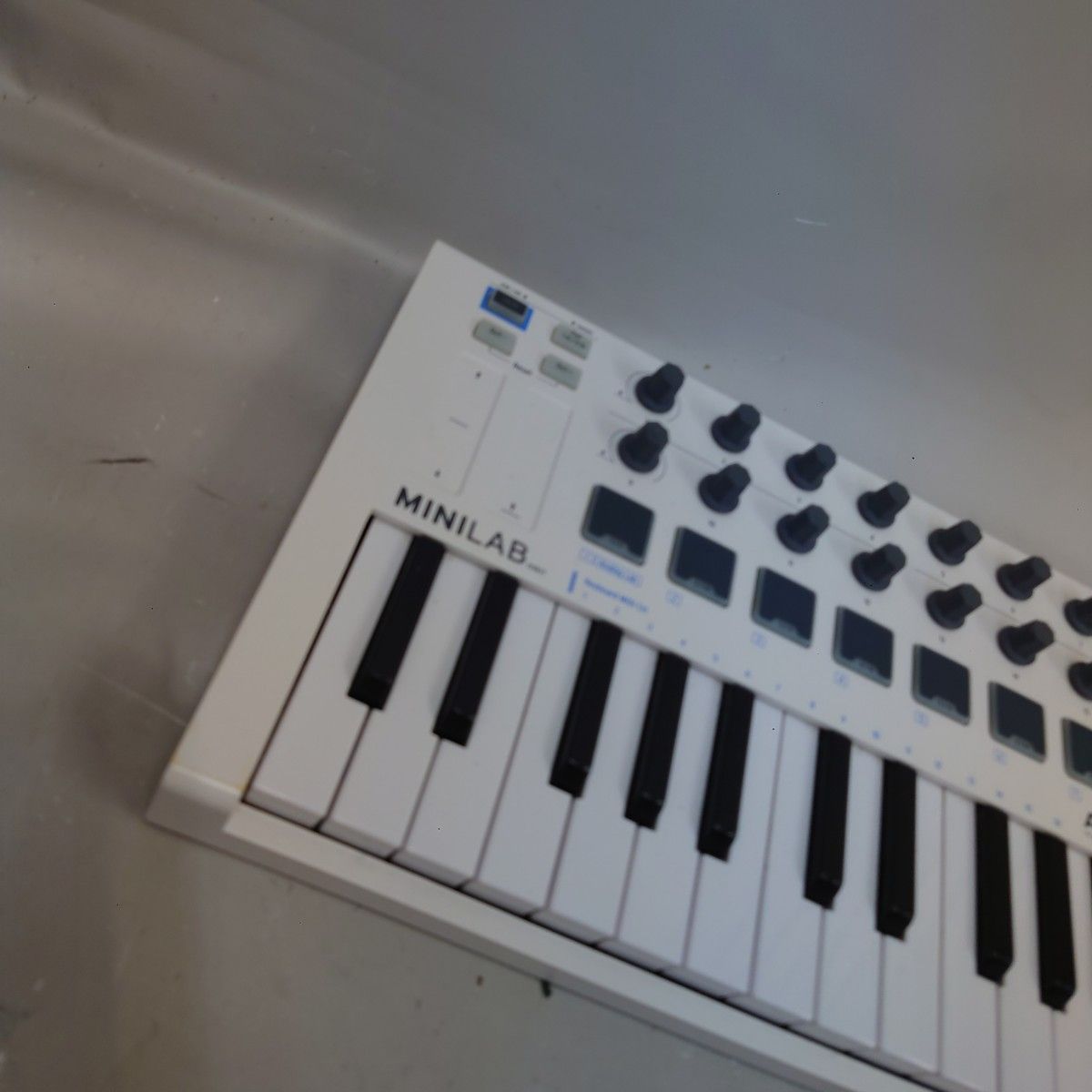 Arturia MiniLab MkII MIDIコントローラー / キーボード Amazon.com: Arturia MiniLab MKII Inverted MIDI Controller