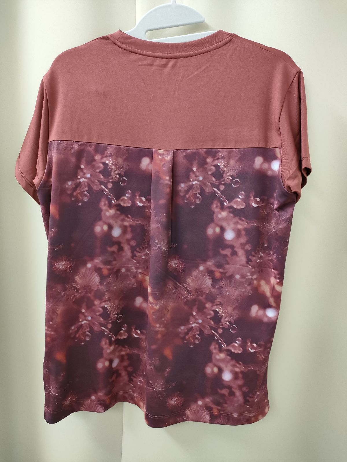 アドミラル　テニスウェア　2025秋冬最新作　グラフィックTEE ATLA534 バックタックフレアグラフィックTEE ATLA534 – ADMIRAL