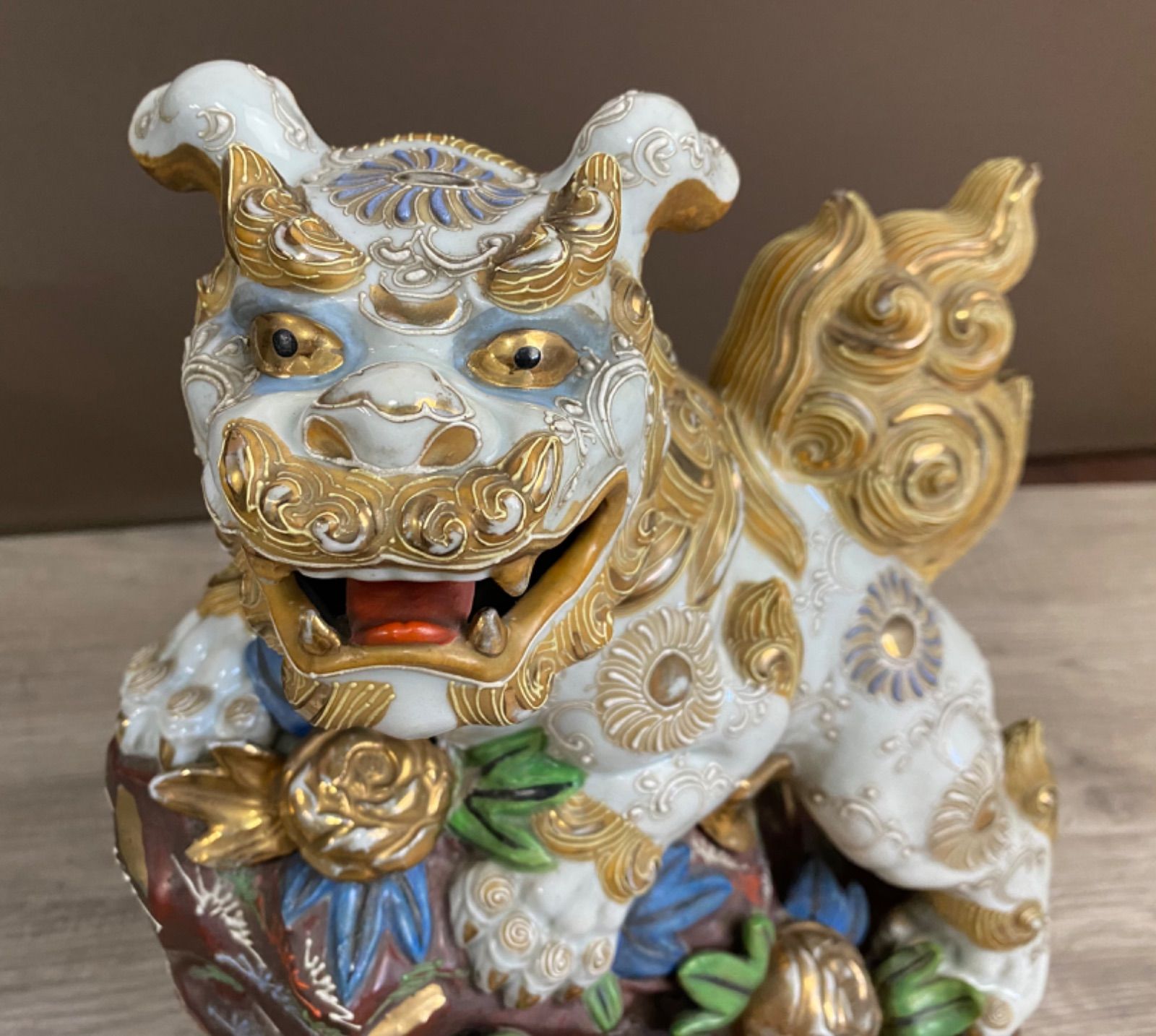 白獅子 金彩 九谷焼？ 置物 縁起物 魔除け 陶器 高さ約35cm