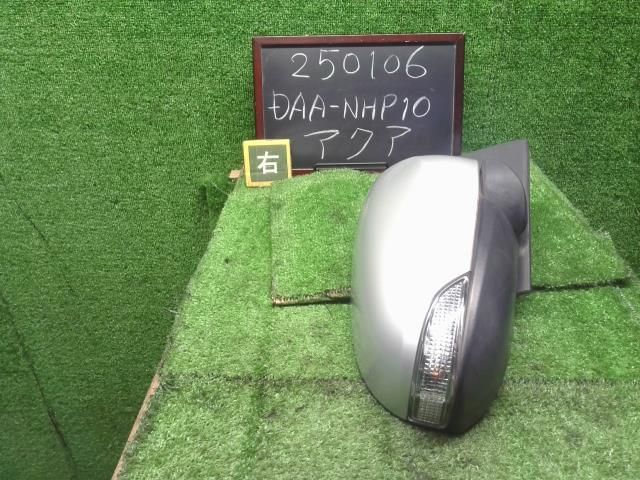 B01640-A) アクア (NHP10) 右フロントドア 右前ドア 右F 運転席側 1F7