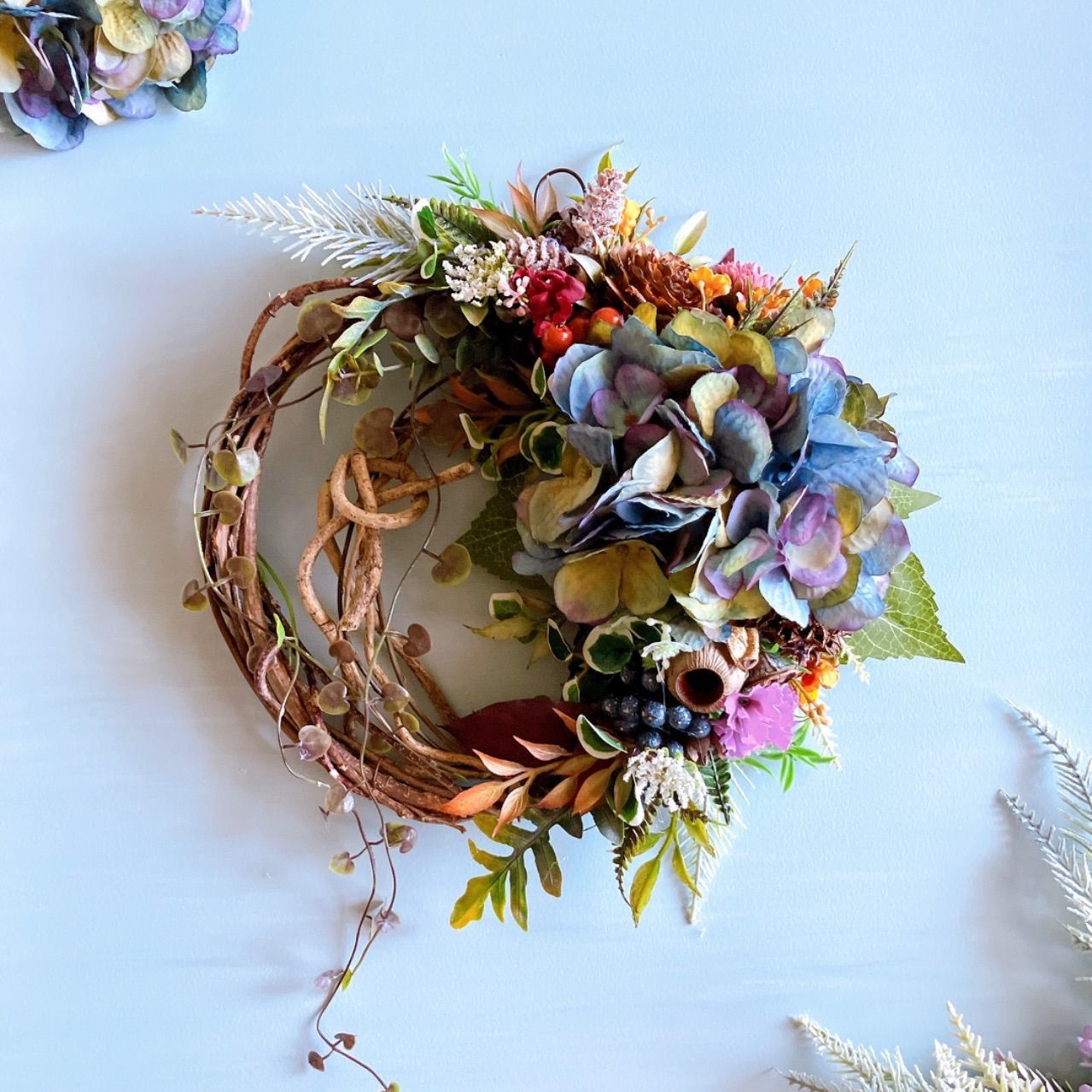 淡いゴールドのポインセチアとクリスマスローズのリース クリスマス