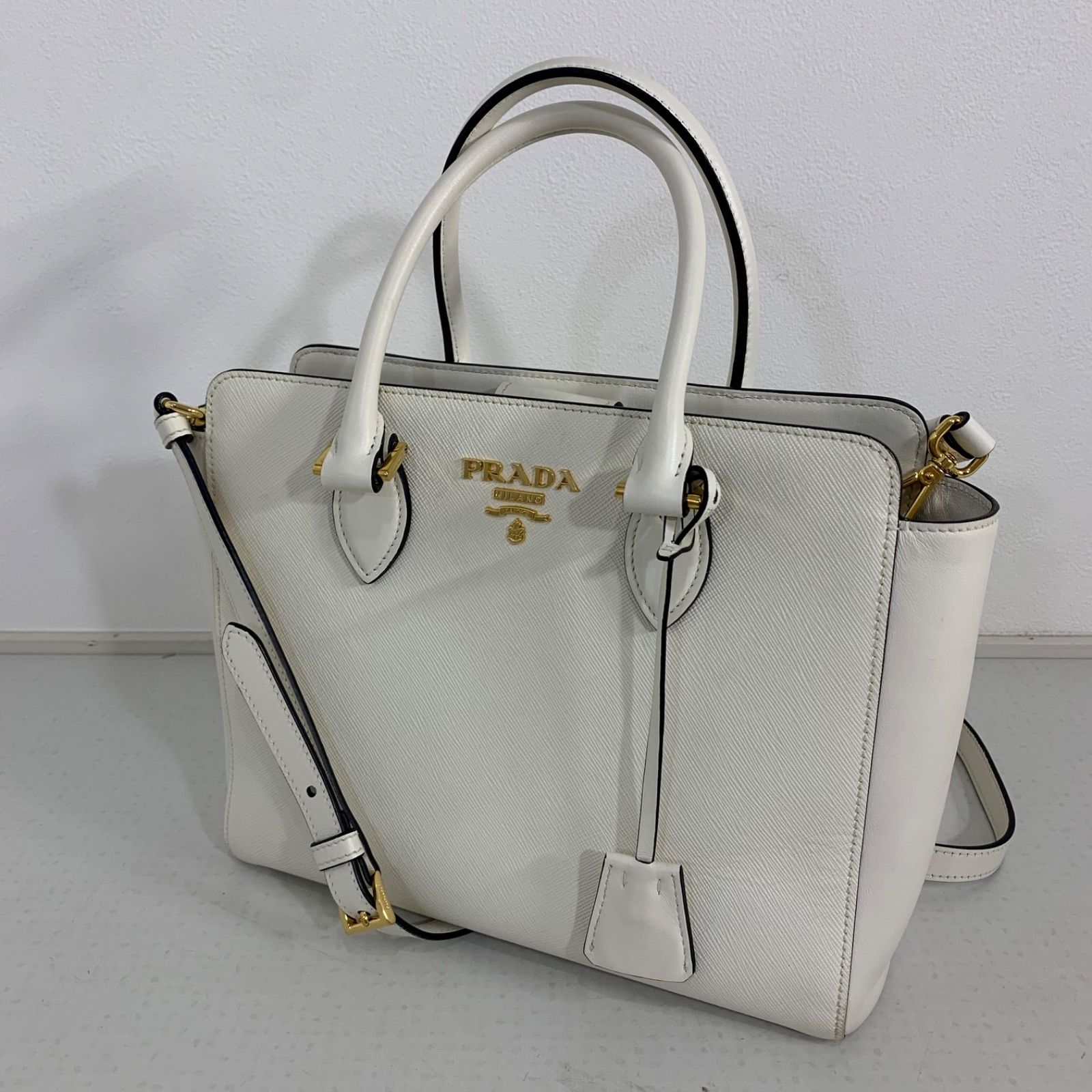 美品】中古 プラダ ショルダーバッグ レディース レザー サフィアーノ  