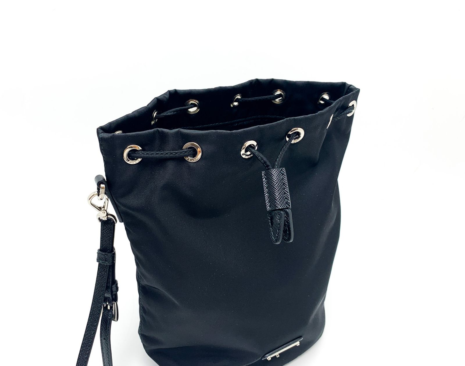 【極美品】PRADA ブラック ナイロン ポーチ　三角プレート　トライアングル PRADA プラダ ナイロン ポーチ 三角ロゴ トライアングル - メルカリ