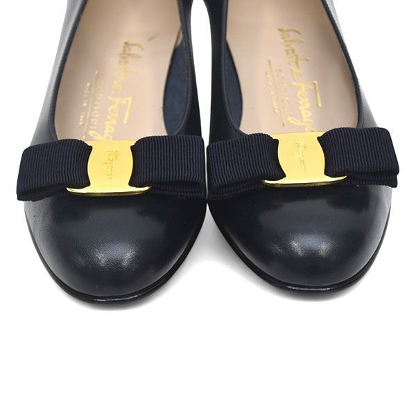 美品■サルヴァトーレフェラガモ　ヴァラリボン　パンプス　アーモンドトゥ　22.5 サルヴァトーレフェラガモ ヴァラリボン アーモンドトゥ