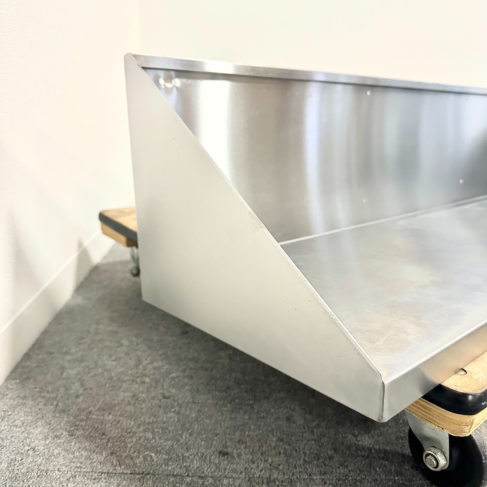 ステンレス平棚|穴開け加工済|幅1050mm×奥行300mm×高さ250mm|業務用|厨房機器|棚|台|1227