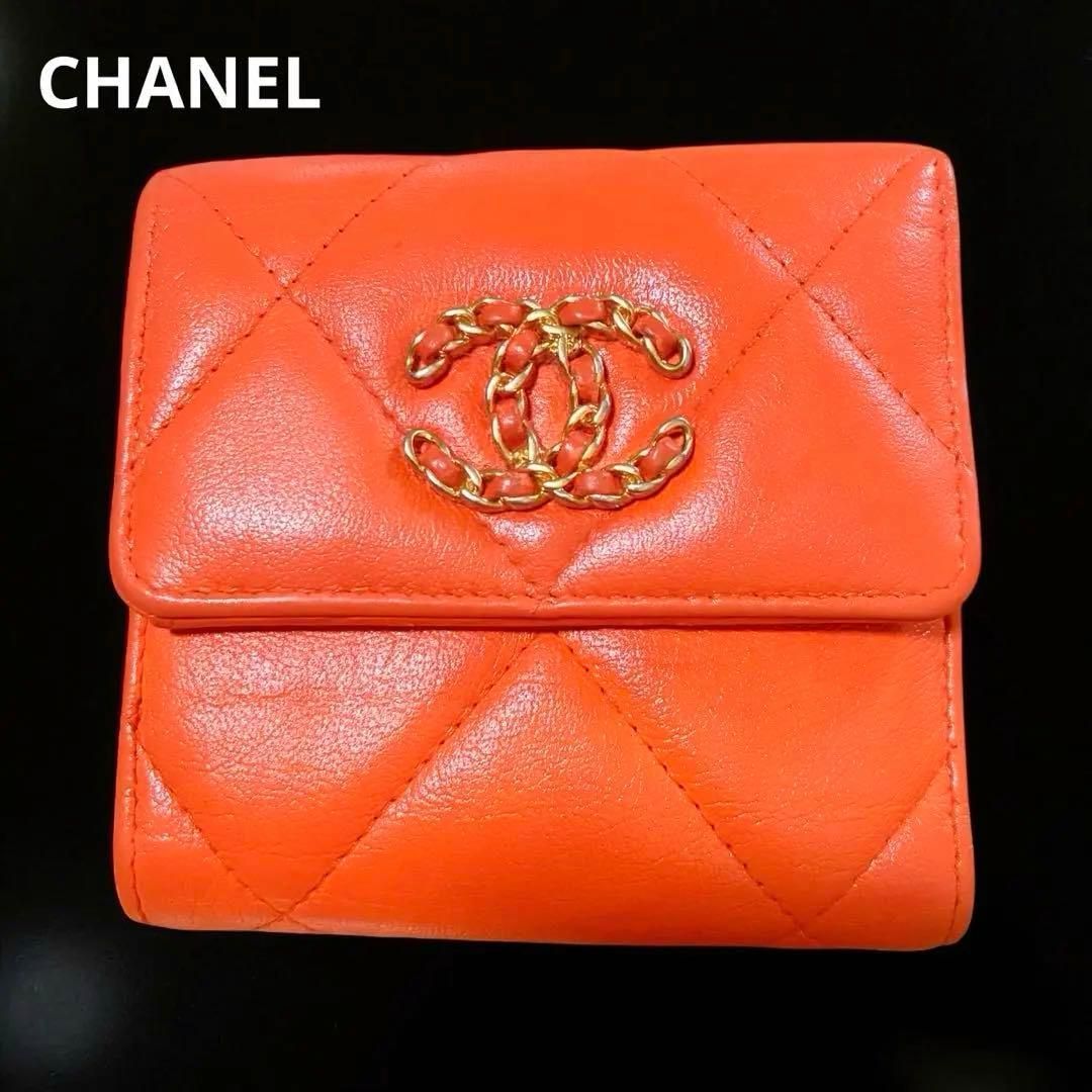 【人気色・希少】CHANEL 19 三折り財布 ラムスキン オレンジ系 29番台 人気色・希少】CHANEL ディズヌフ 三折り財布 ラムスキン オレンジ系