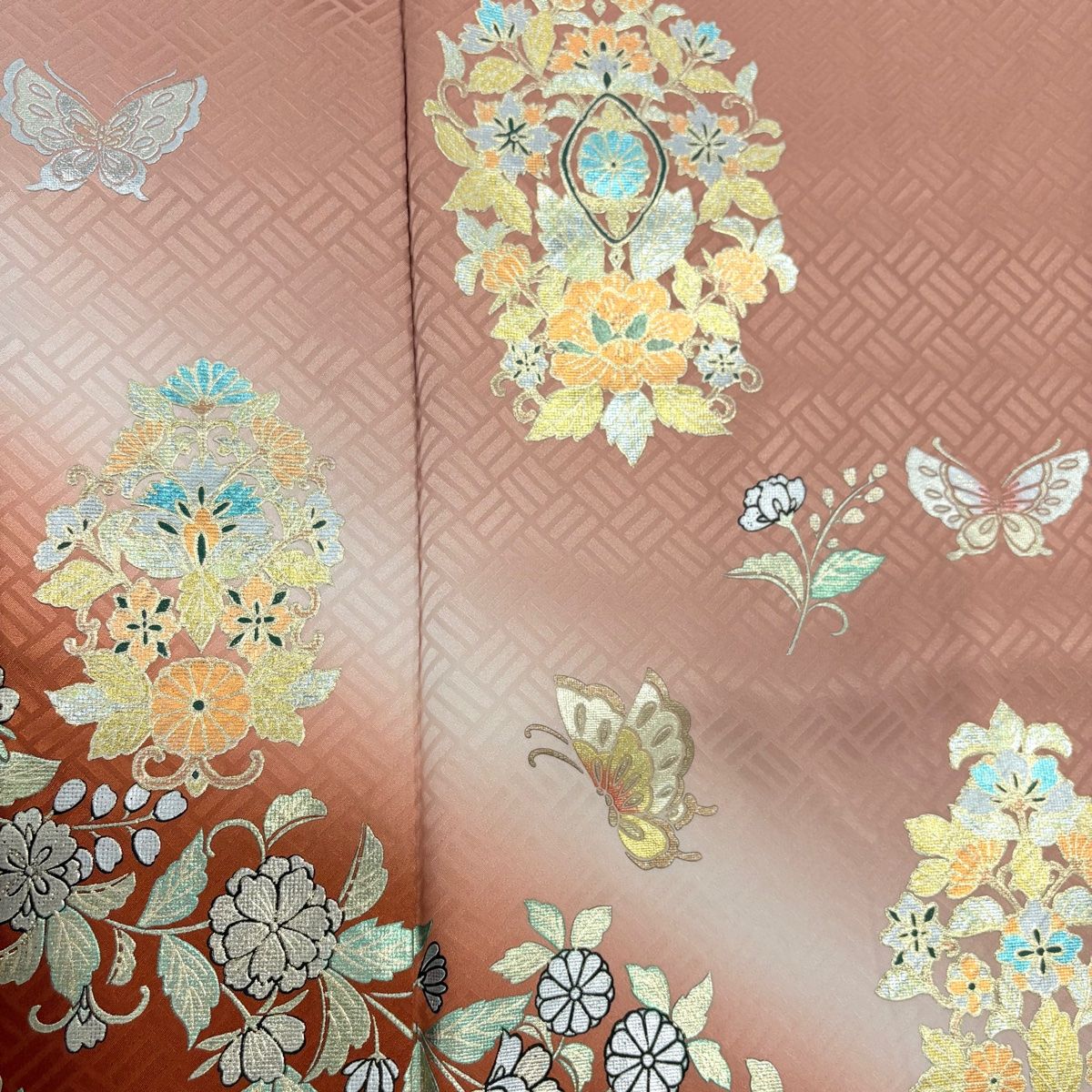 クリーム色に銀杏や紅葉の地紋と梅　長襦袢（胴抜き、袖無双） 色留袖：E234 クリーム 華紋に鶴と蔓帯| 色留袖レンタル │ 京都