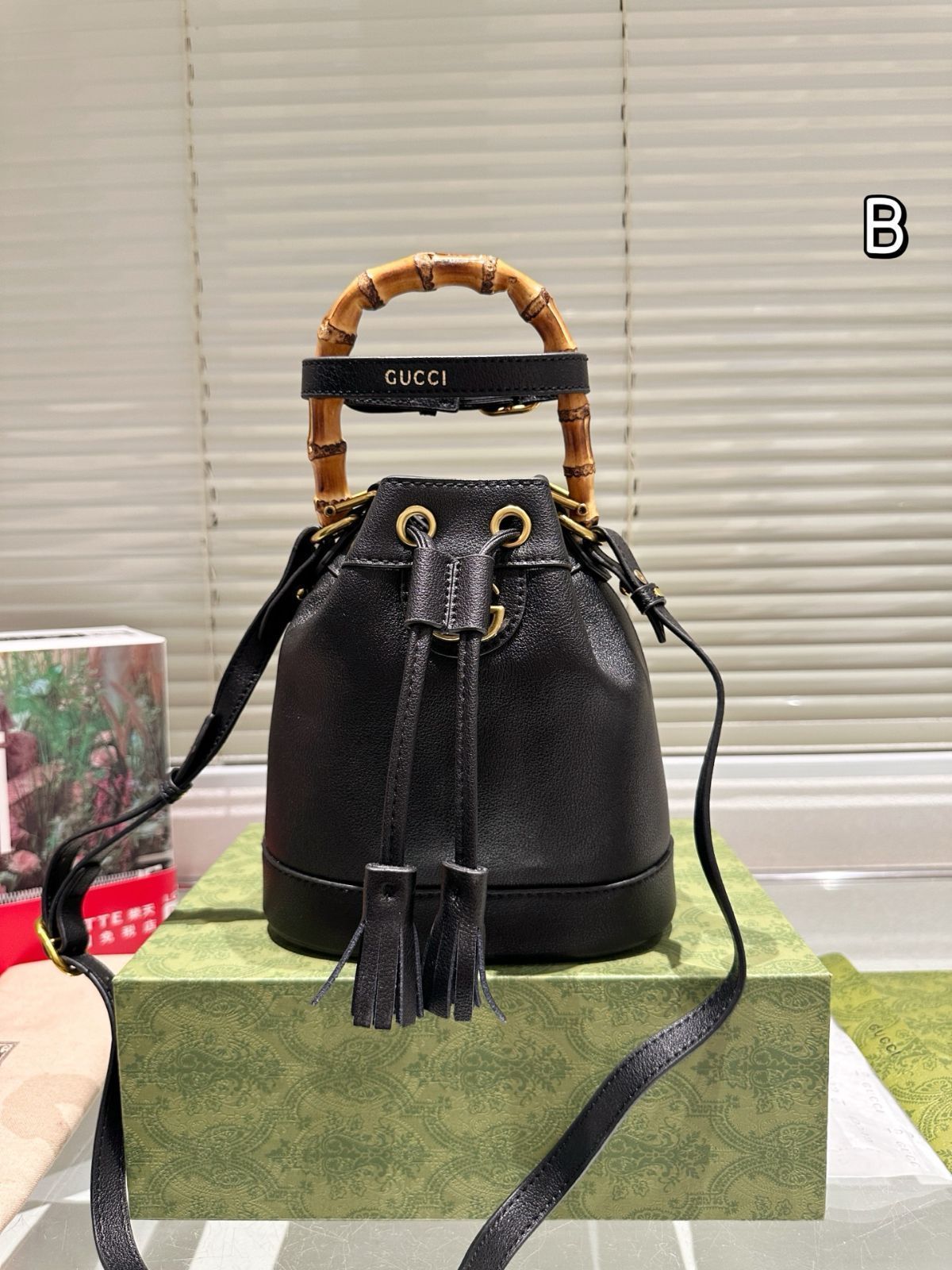 年末SALEナンタケットバスケット　GUCCIバンブー取手　内袋２枚おまけ付き！ 今日特価】Gucci Bamboo Bucket Bag グッチ バンブー バケット