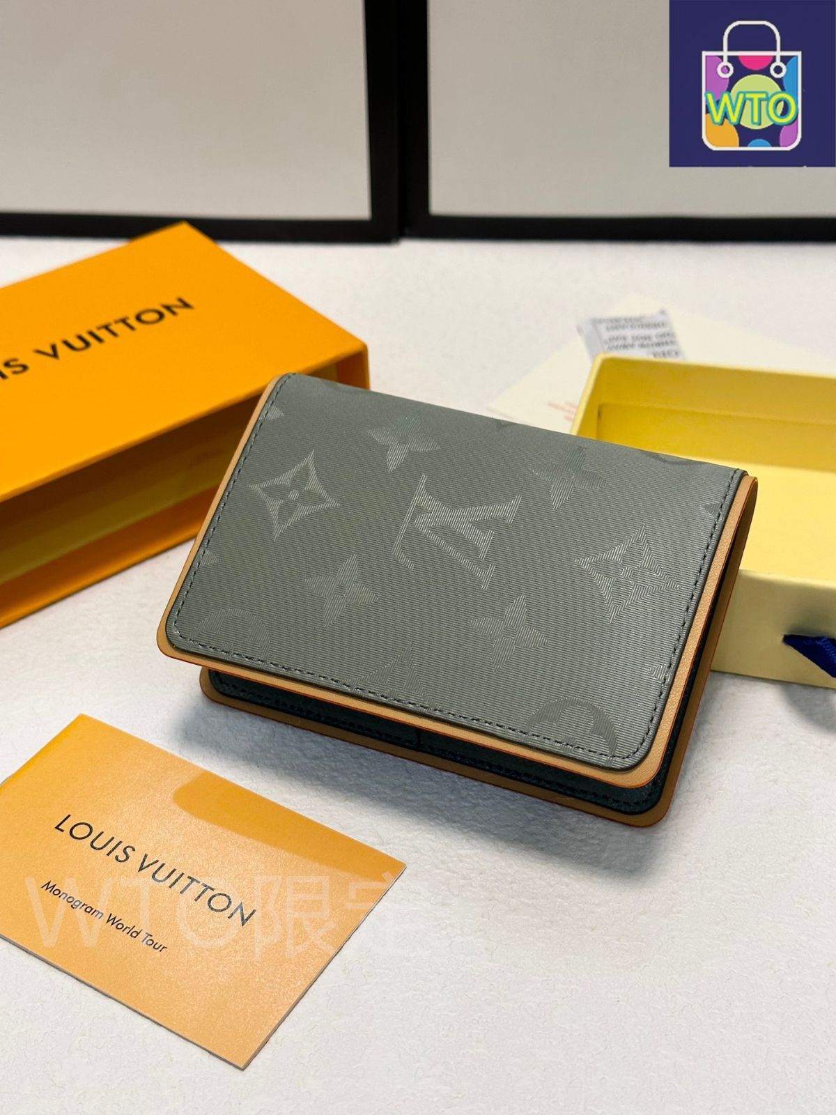 レーザーグレーのカードケース兼財布