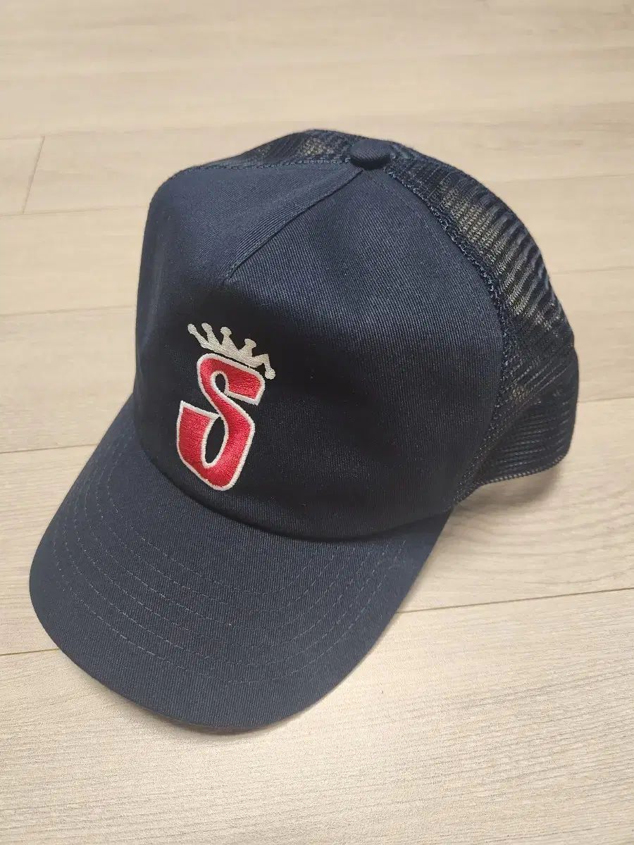 Stussy スカルロゴ トラッカーキャップ STUSSY 新品 ステューシー TRUCKER INTERNATIONAL SNAPBACK
