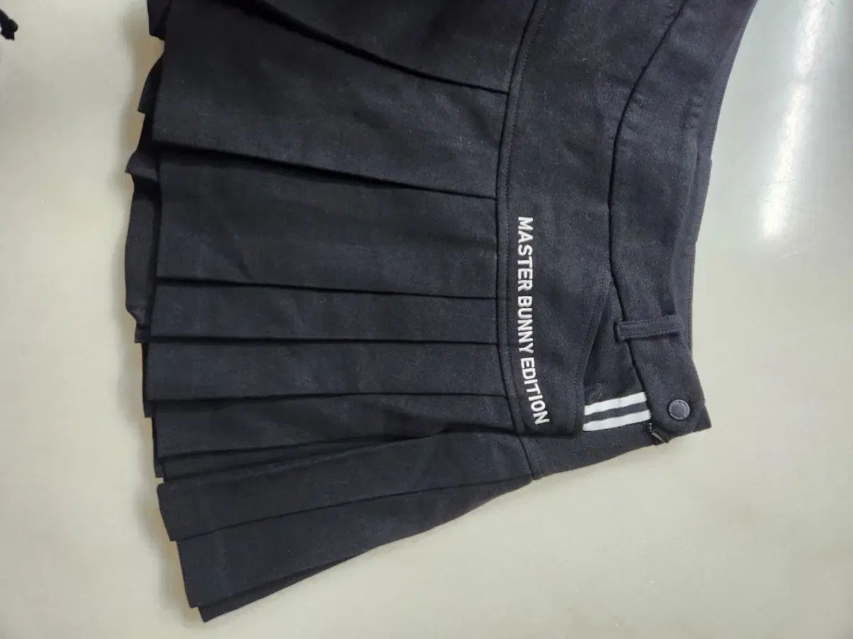 マスターバニーエディション プリーツスカート ブラック