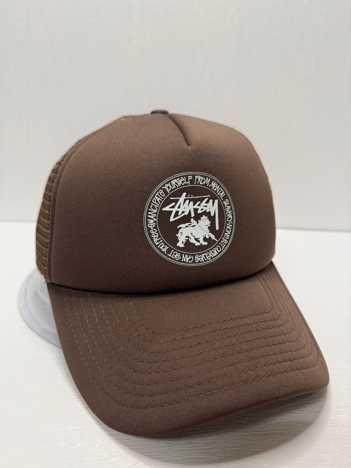 Stussy ブラウンキャップ ナイロンメッシュ スナップバック メッシュ ブラウン（茶色）系 STUSSY(ステューシー) 帽子(メンズ