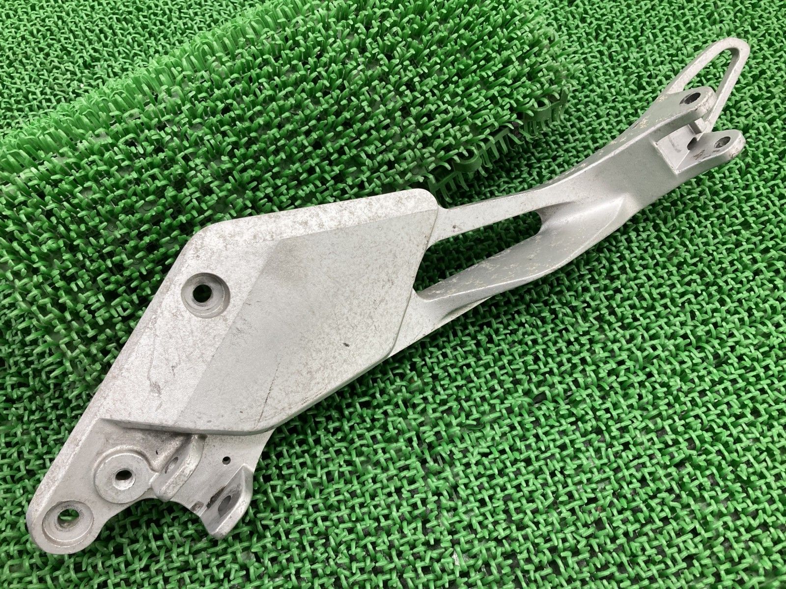 CB400SF ステッププレート 左 MCE ホンダ 純正 バイク 部品 NC39 品薄 希少品 曲がり無し 車検 Genuine 【中古】 73