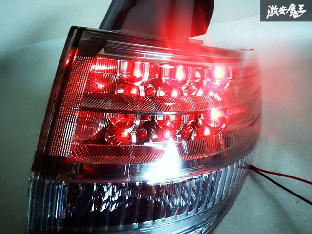 トヨタエスティマ　テールランプ　ACR50W エスティマ 中古 DBA-ACR50W 右テールランプ 2AZ-FE 1F8 28-196