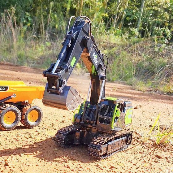 ラジコン ショベルカー 1/12スケール - メルカリ