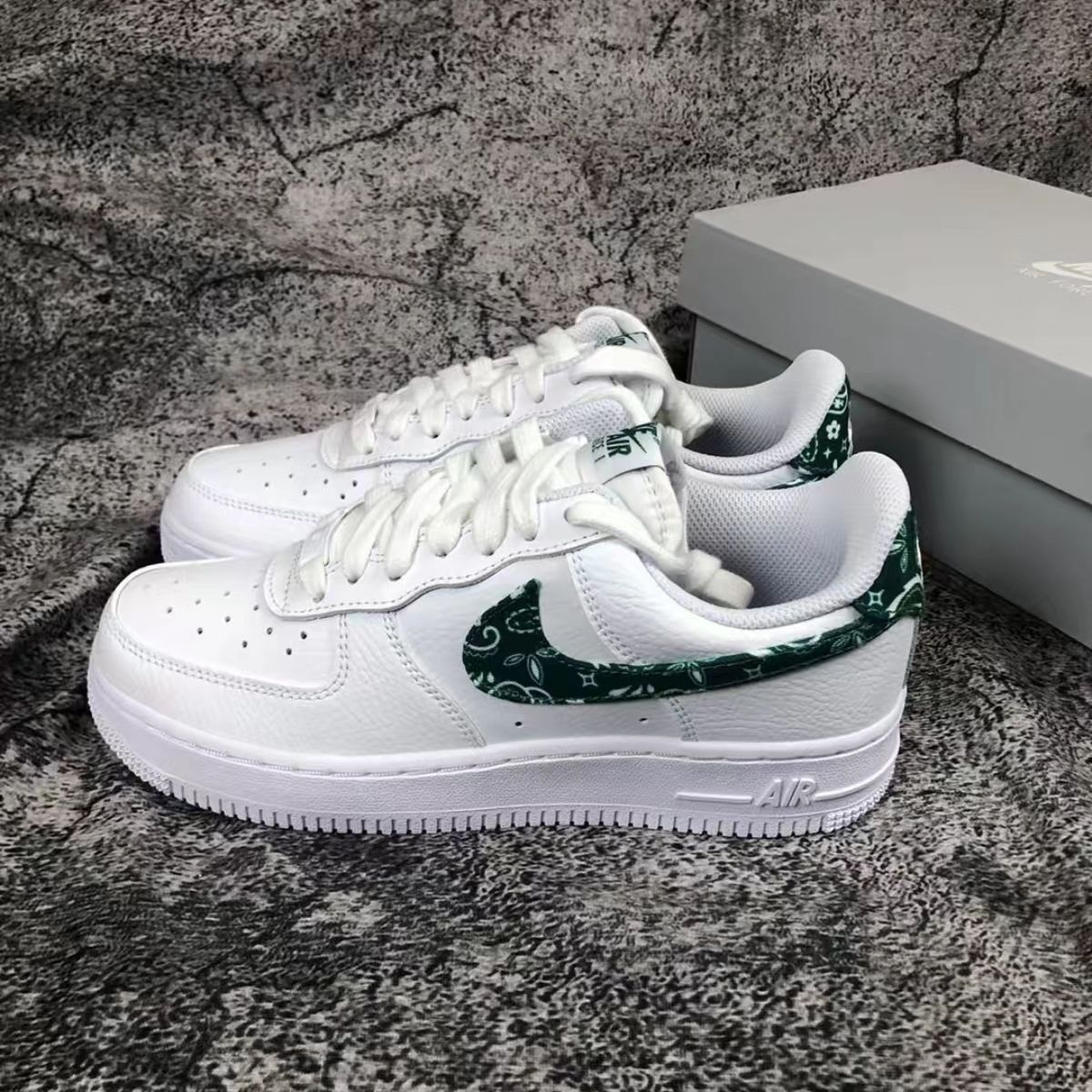 ナイキ エアフォース1 07 エッセンシャル ペイズリー NIKE WMNS AIR FORCE 1 07 ESSENTIALS WHITE GREEN PAISLEY DH4406-102 スニーカー