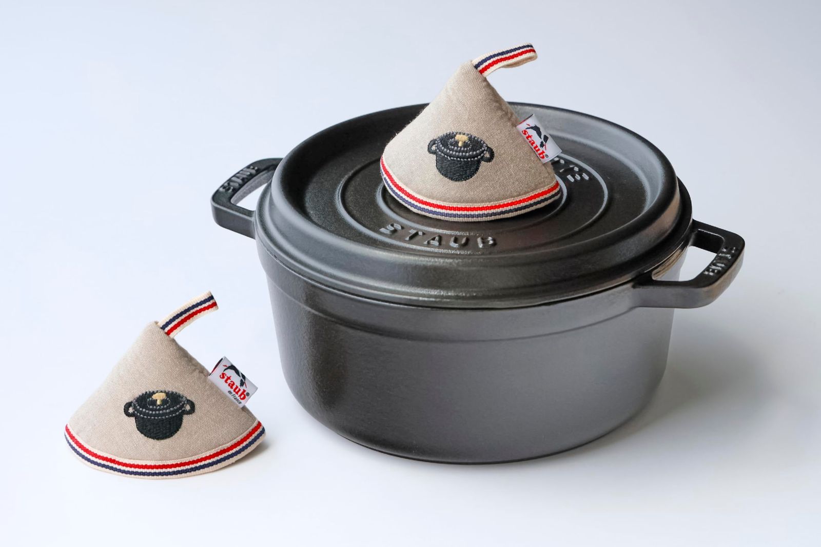 Staub 鍋 三角つまみ 鍋掴み ミトン 海外/日本限定 セット 黒 赤 ロゴ Staub 鍋 三角つまみ 鍋掴み ミトン 海外/日本限定 セット 黒 赤 ロゴ