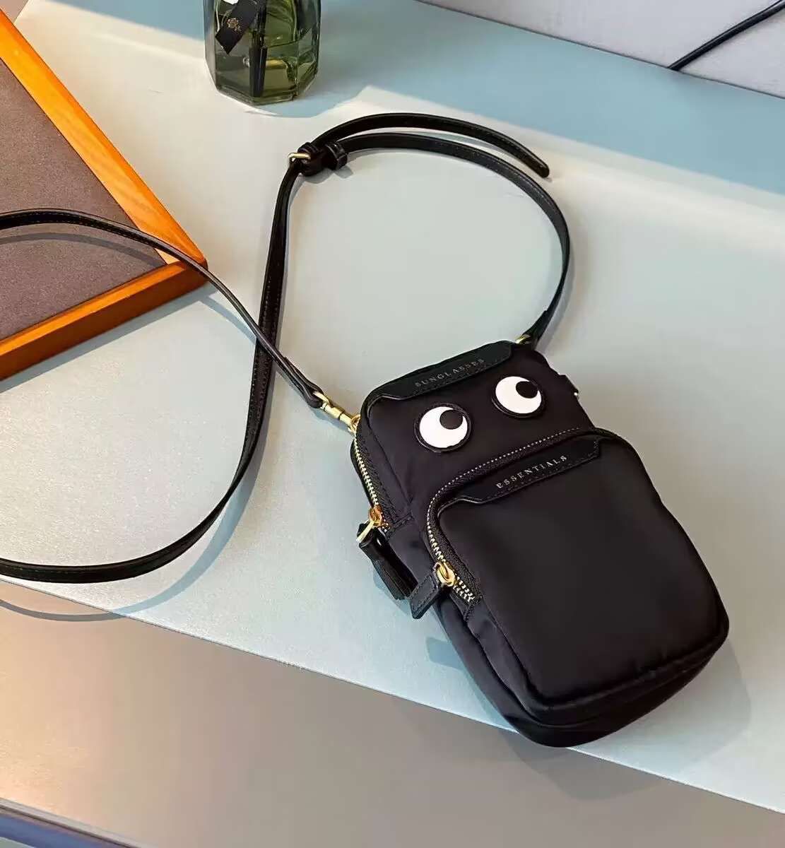 新品未使用 ANYA HINDMARCH アニヤハインドマーチ Essentialsスマホショルダーバッグ X11 - メルカリ