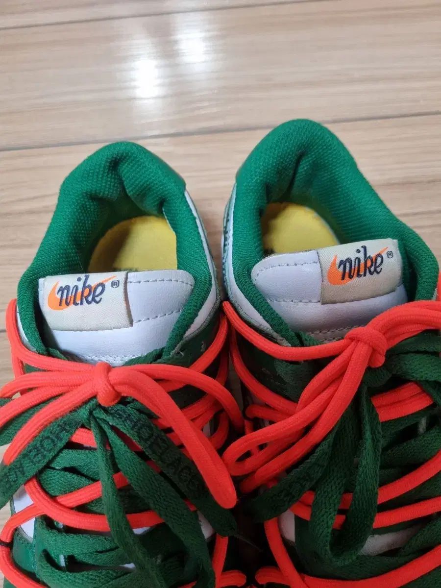 ナイキ オフホワイト ダンク ロー パイングリーン