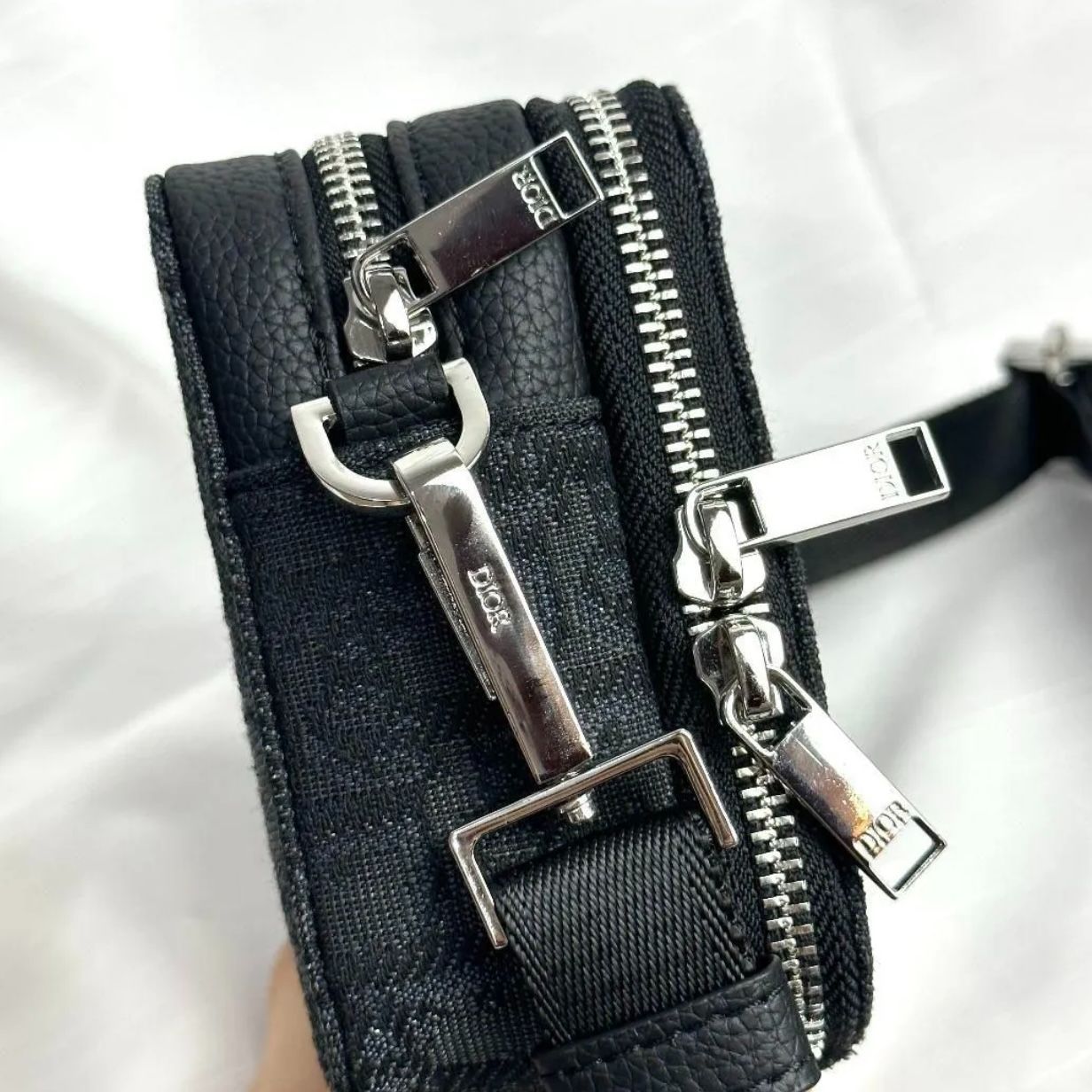 美品 DIOR メンズ 斜め掛けショルダーバッグ - メルカリ 