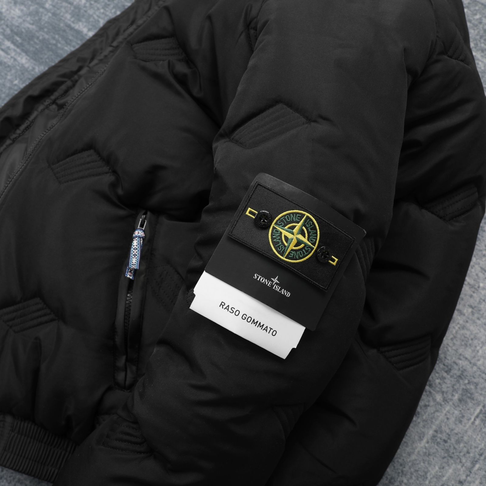 Stone Island 冬新作 全身シワ加工スタンドカラー 肉厚で暖かい、クラシックエンブレムダウンジャケット - メルカリ