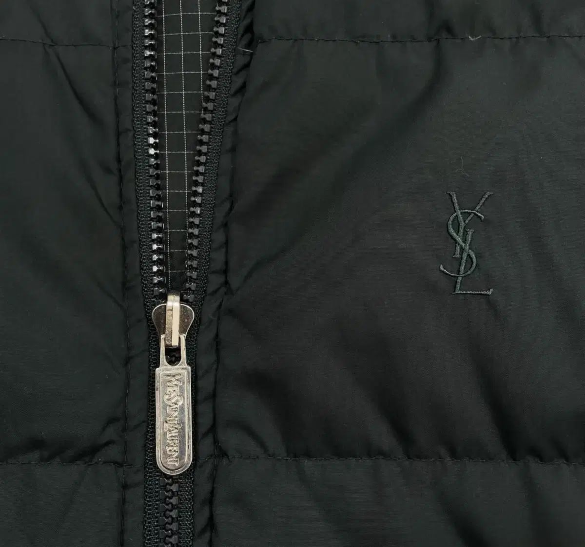 【訳あり格安】イヴサンローラン 刺繍ロゴ ダウンジャケット メンズ 男性 黒 OLD YSL イヴサンローラン ダウンベスト ジャケット 刺繍ロゴ 古着