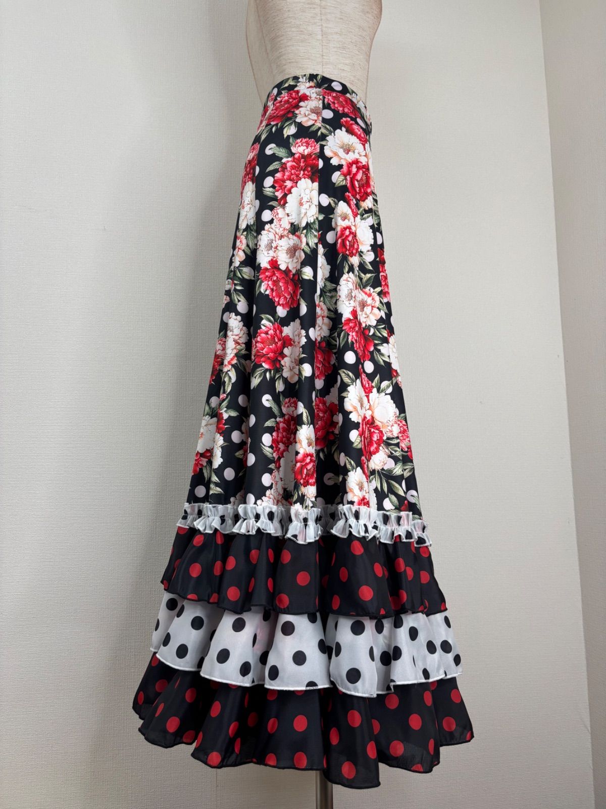 ブラック×レッド クリームホワイト系