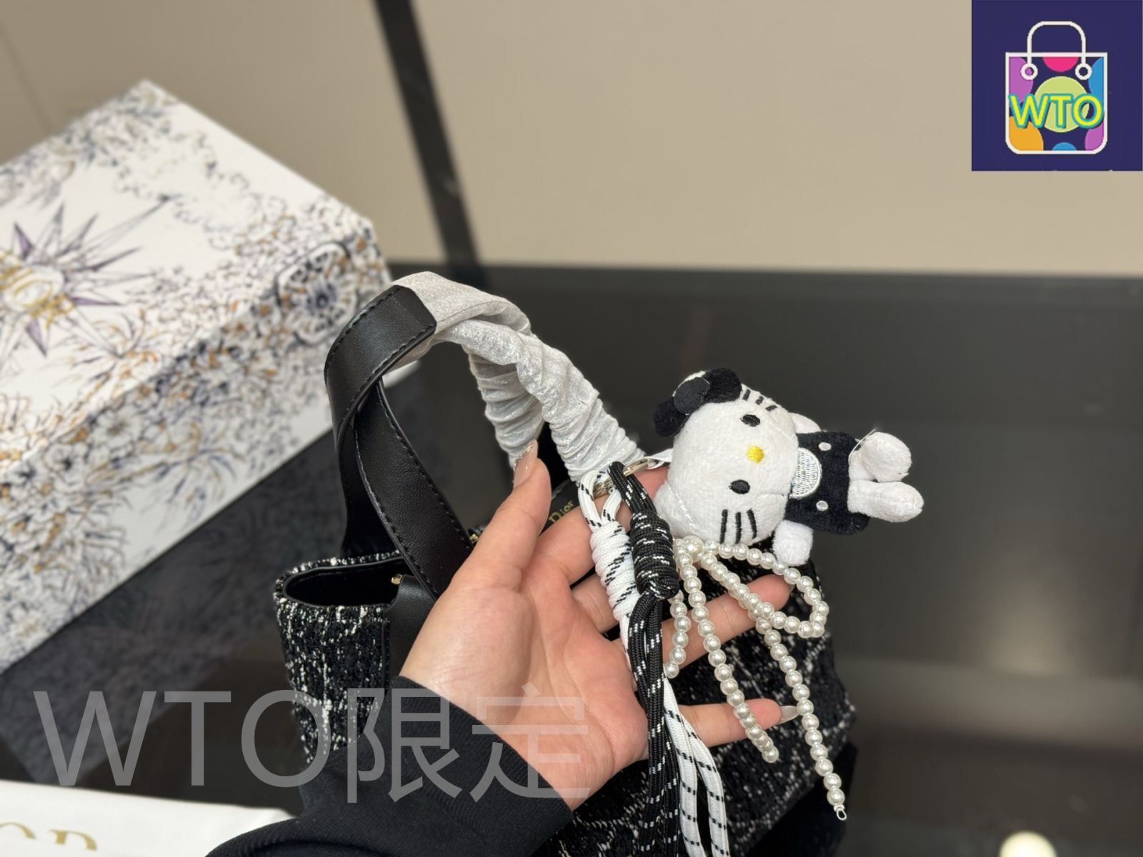 ディオール　中ショッパー150 Dior - ディオール DIOR クリスマス ショッパー ショップ袋 紙袋