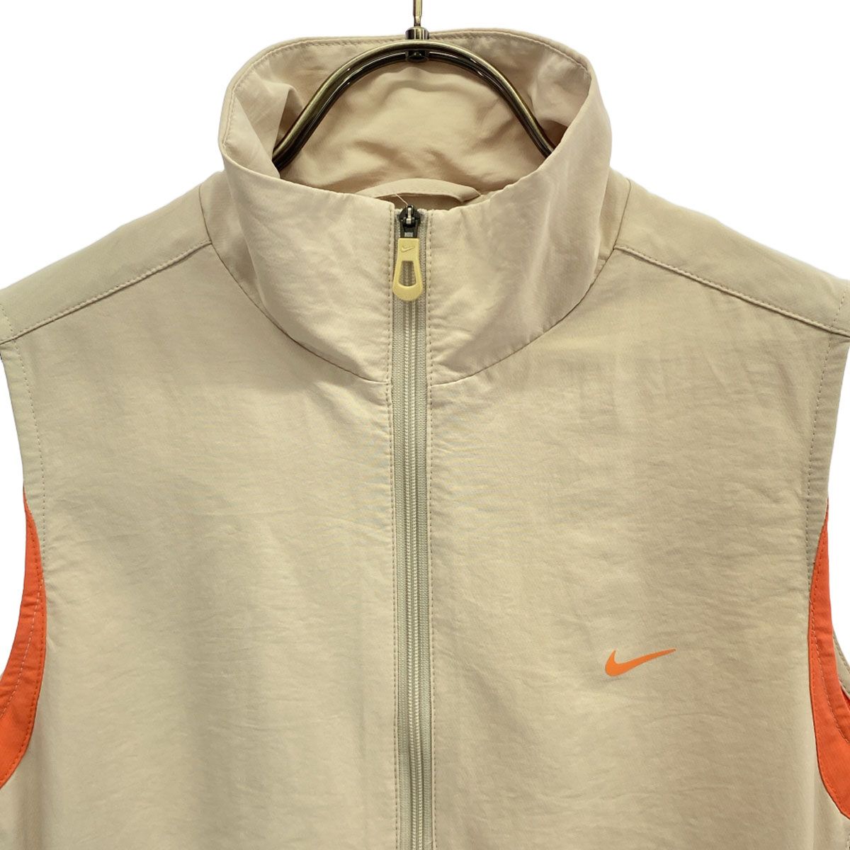 NIKE - NIKE GOLF ベスト ベージュ Mサイズ NIKE GOLF ナイキゴルフ ロゴプリント ジップ ベスト M ベージュ