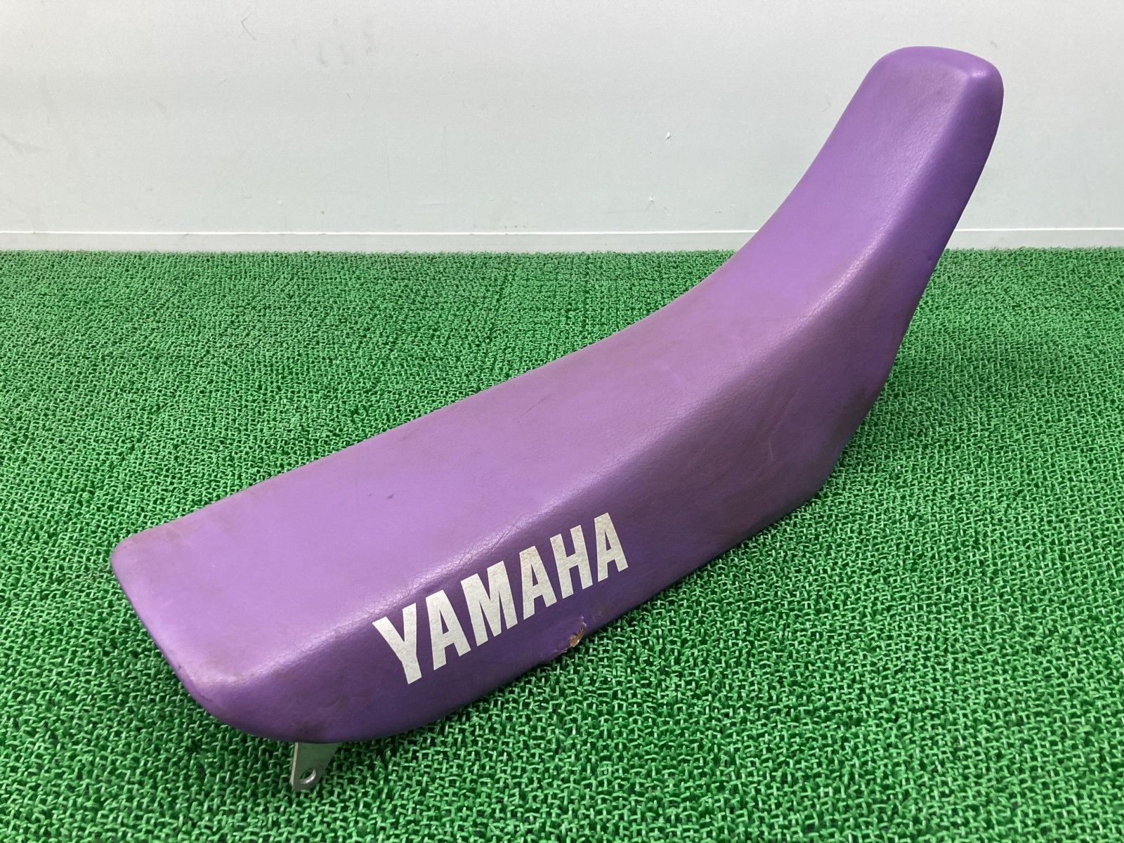 YZ250 シート 紫 4EW ヤマハ 純正 バイク 部品 1992年 修復素材やカスタム素材に 品薄 希少品 車検 Genuine 【中古】 21 YZ250 シート 紫 4EW ヤマハ 純正 バイク 部品 1992年 修復素材や