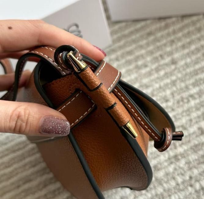 未使用級✨P4/6 希少】フェリージ ボストンバッグ 2way カデナ付 紺色