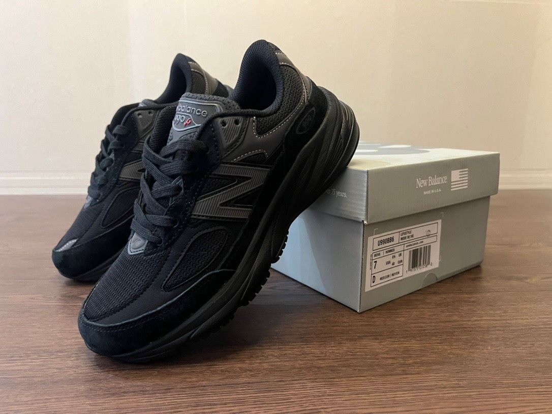990 V