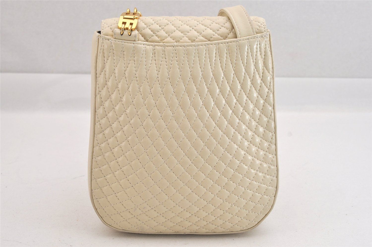 BALLY バリー　レザー　ホワイト ハンドバッグ ショルダー　キルティング柄 BALLY バリー レザー ホワイト ハンドバッグ ショルダー