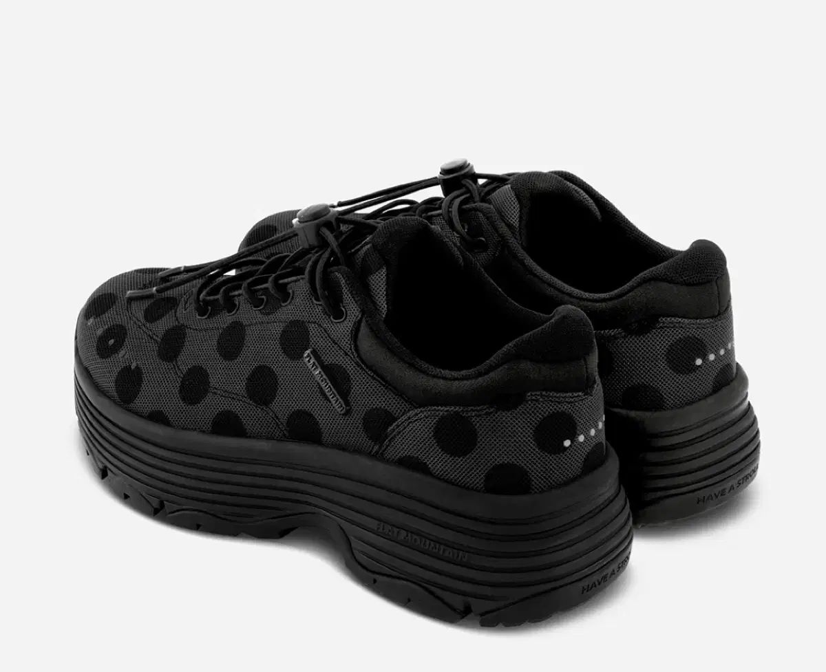 フラットマウンテン ドット柄 スニーカー エヌール 少し ガノン