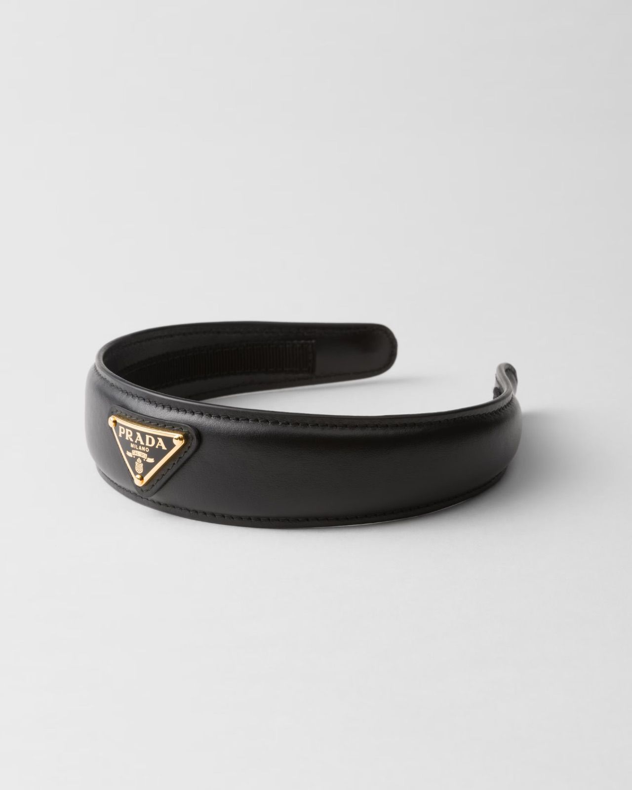 【きれいめファッション51選】上品さと清潔感をキープし 新品 PRADA プラダ レザー ヘッドバンド カチューシャ ブラック ヘアアクセサリー