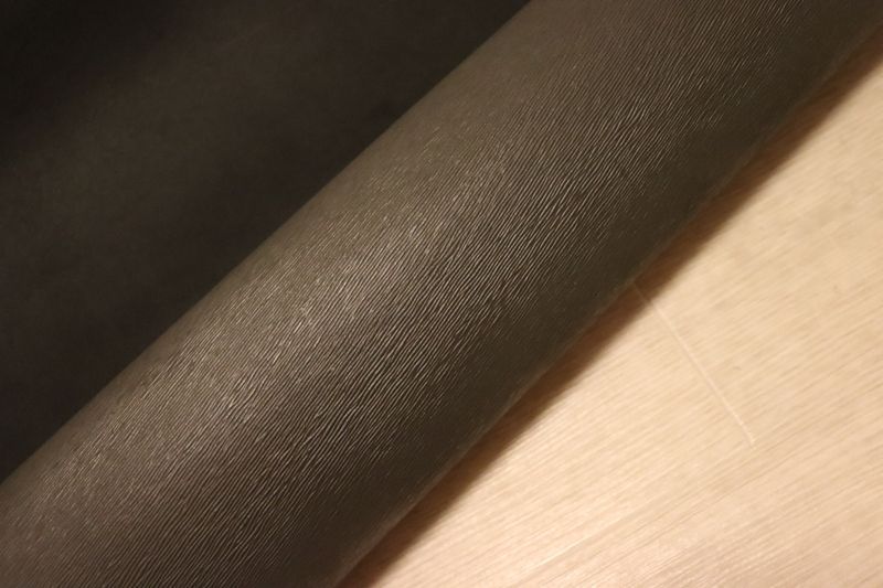 グレー