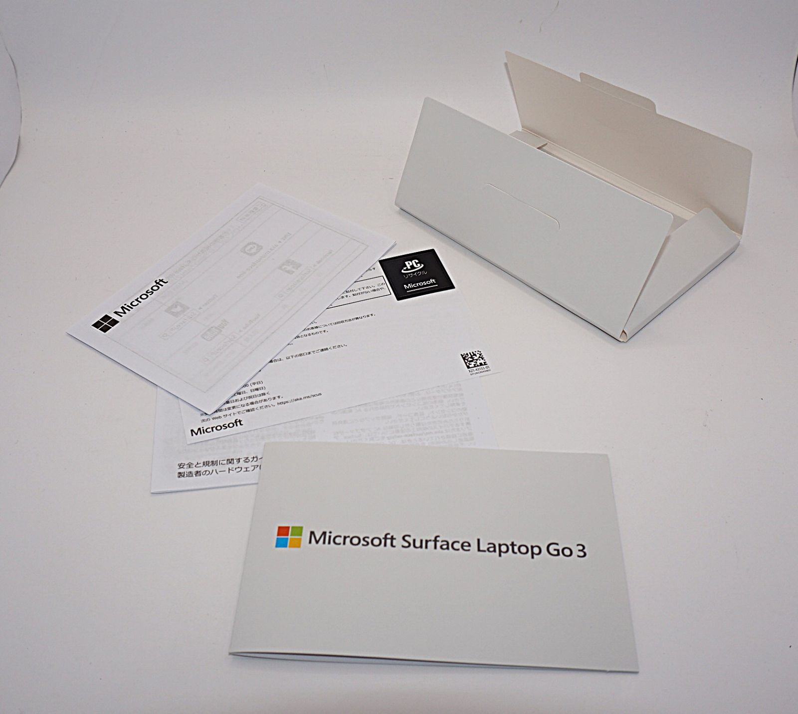 マイクロソフト Surface Laptop Go 3 プラチナ XJB-00004 VETTDRUCK_DE
