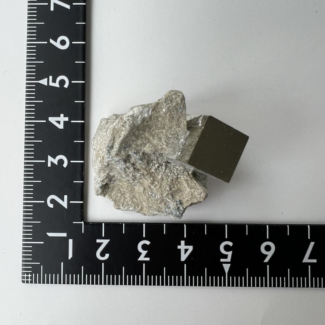 E21190】立方体 黄鉄鉱 母岩付き パイライト pyrite 天然石 鉱物 結晶 - メルカリ